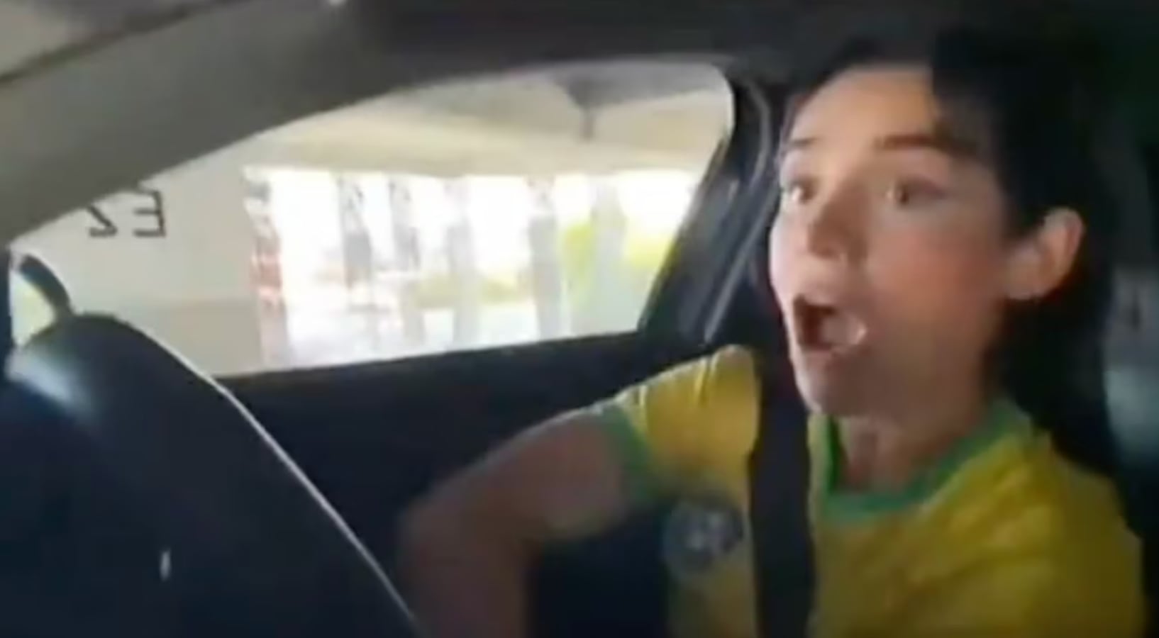 Alana Flores sufre accidente automovilístico durante transmisión en vivo