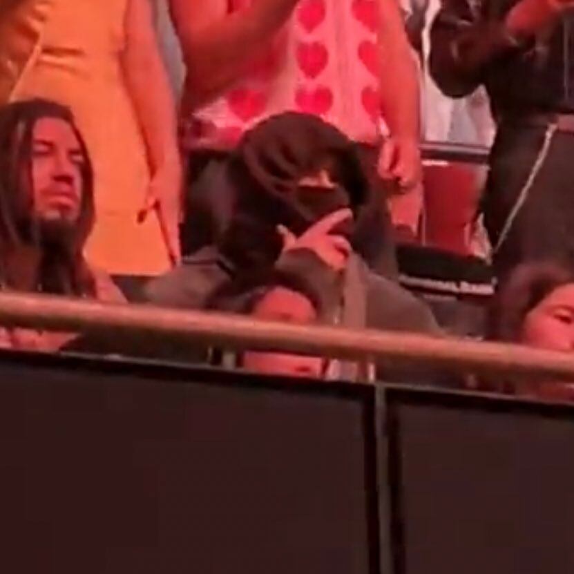 Bad Bunny le tira corazones a Harry Styles en concierto y qué bonito fue (VIDEO)