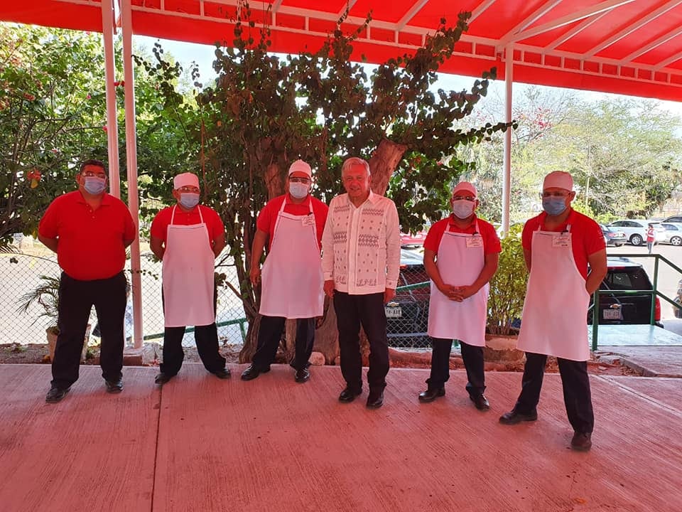 AMLO en el restaurante