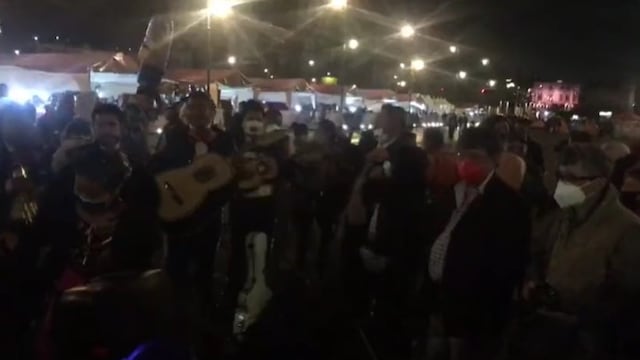 AMLO recibe serenata