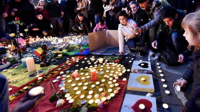 Miles hacen ofrendas por las víctimas del atentado en Bruselas.