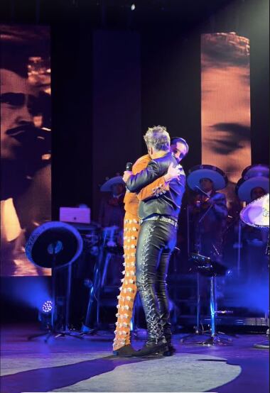 Alex Fernández y Alejandro Fernández protagonizan emotivo momento