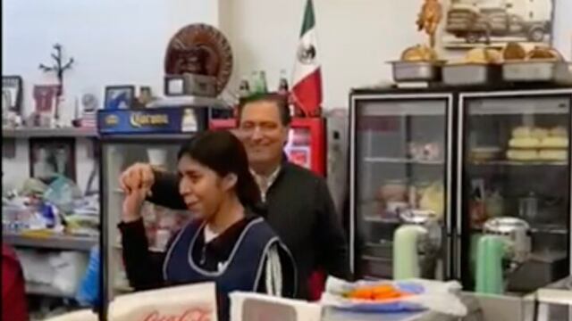 El panista Luis Armando Reynoso Femat saca a bailar a una empleada de la Fonda Max, en Avenida López Mateos.