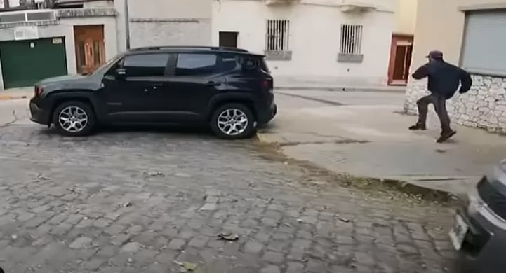 Motociclista persigue a ladrón