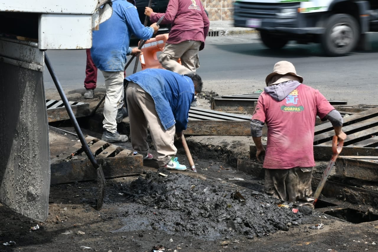 Drenaje en Nezahualcóyotl con olor a combustible; podría ser turbosina