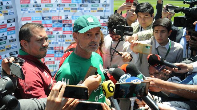 Diego Cocca, técnico de la selección, habla con los medios luego de terminar el entrenamiento.