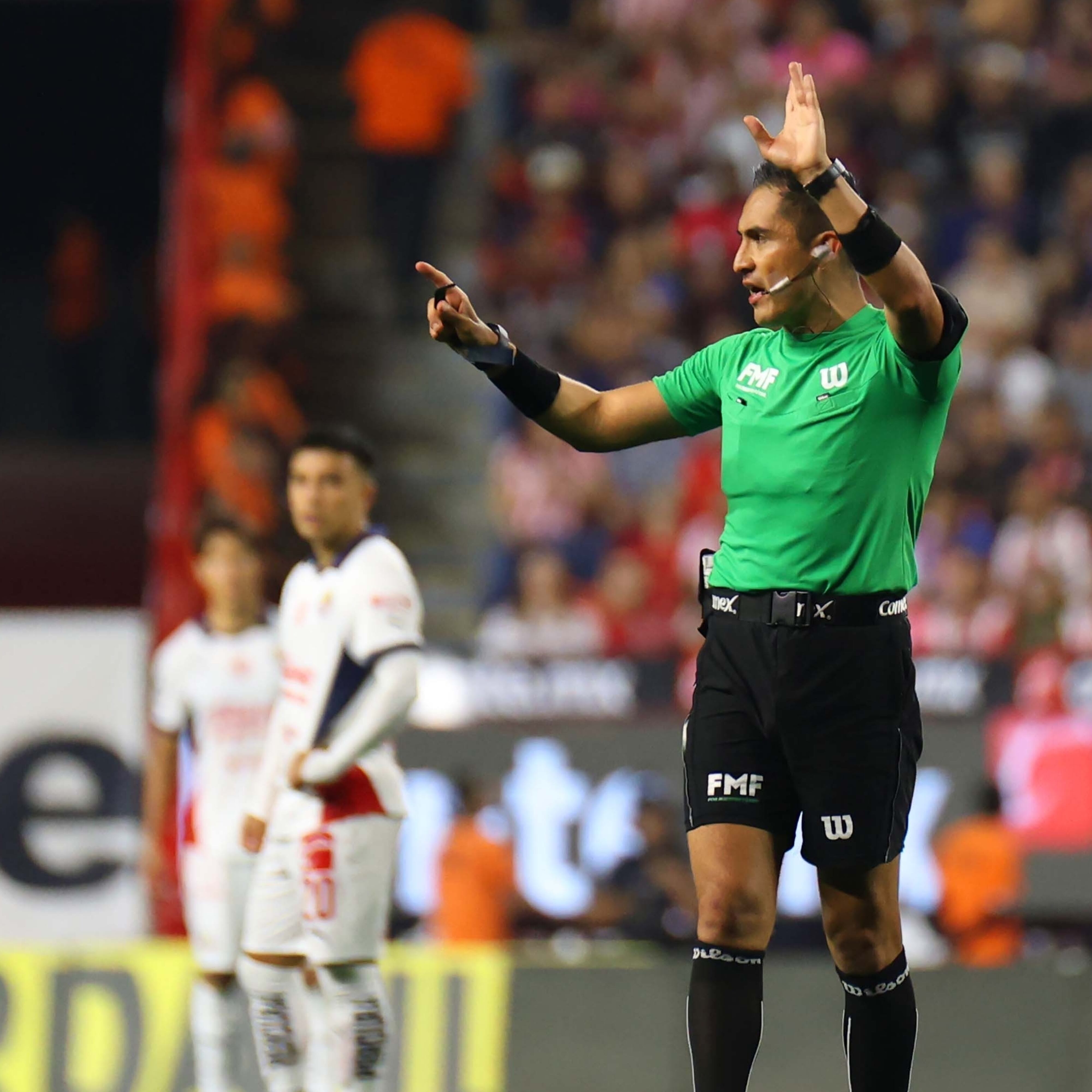 Revelan que árbitro que le anuló goles a Chivas es ahijado de Armando Archundia