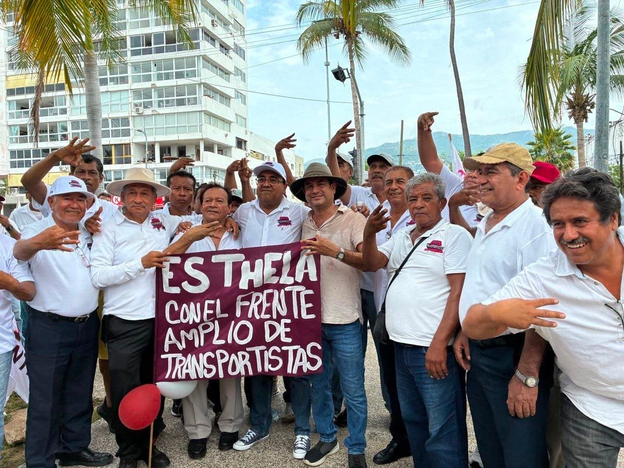 Transportistas realizan caravana vehicular en Acapulco.