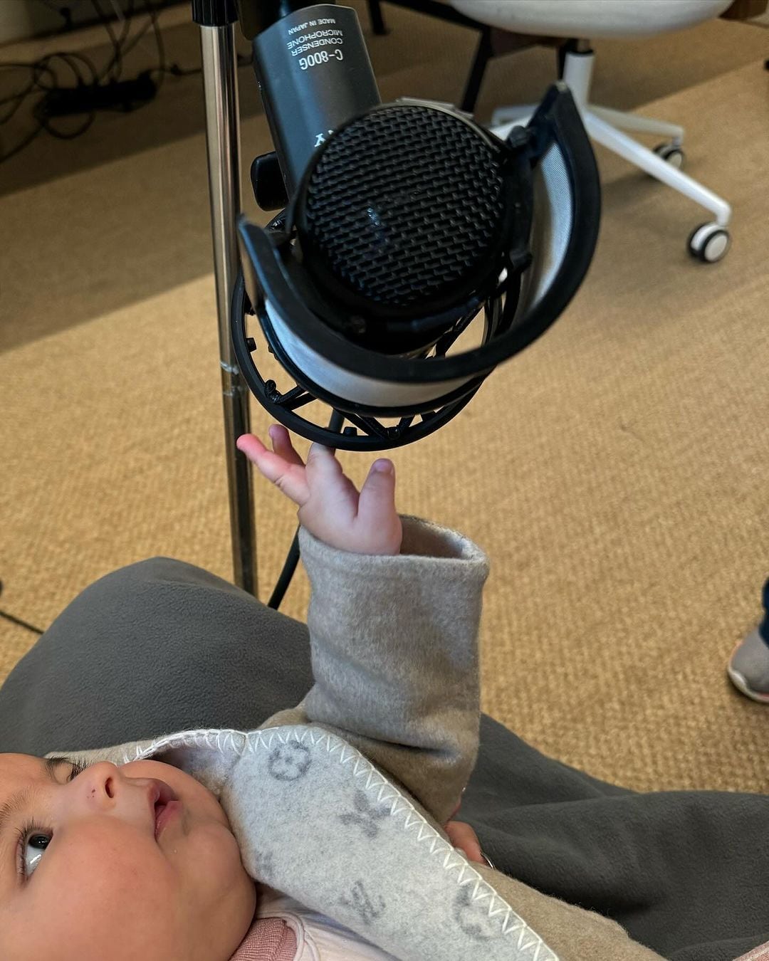 El abrigo Louis Vuitton que Inti, la hija de Cazzu y Christian Nodal tiene.