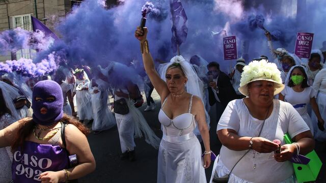 Mujeres autonombradas como Organización de colectivas de mujeres se manifestaron vestidas de novia frente a la Fiscalía Especializada del combate contra la corrupción de la fiscalía general por las mujeres del caso 992 de violencia vicaria...