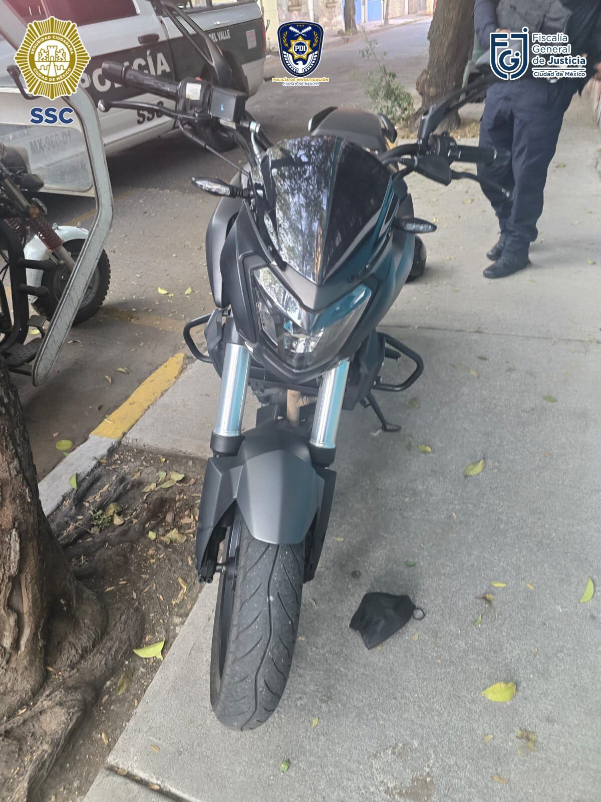 Carro azul y moto usados en el ataque directo a Ximena Guzmán Cuevas y José Muñoz