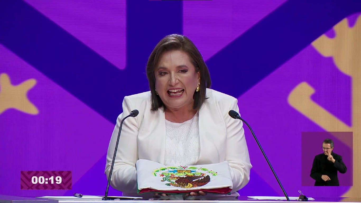 Xóchitl Gálvez cerró el primer debate presidencial con la bandera de México de cabeza; ella dice no fue un error