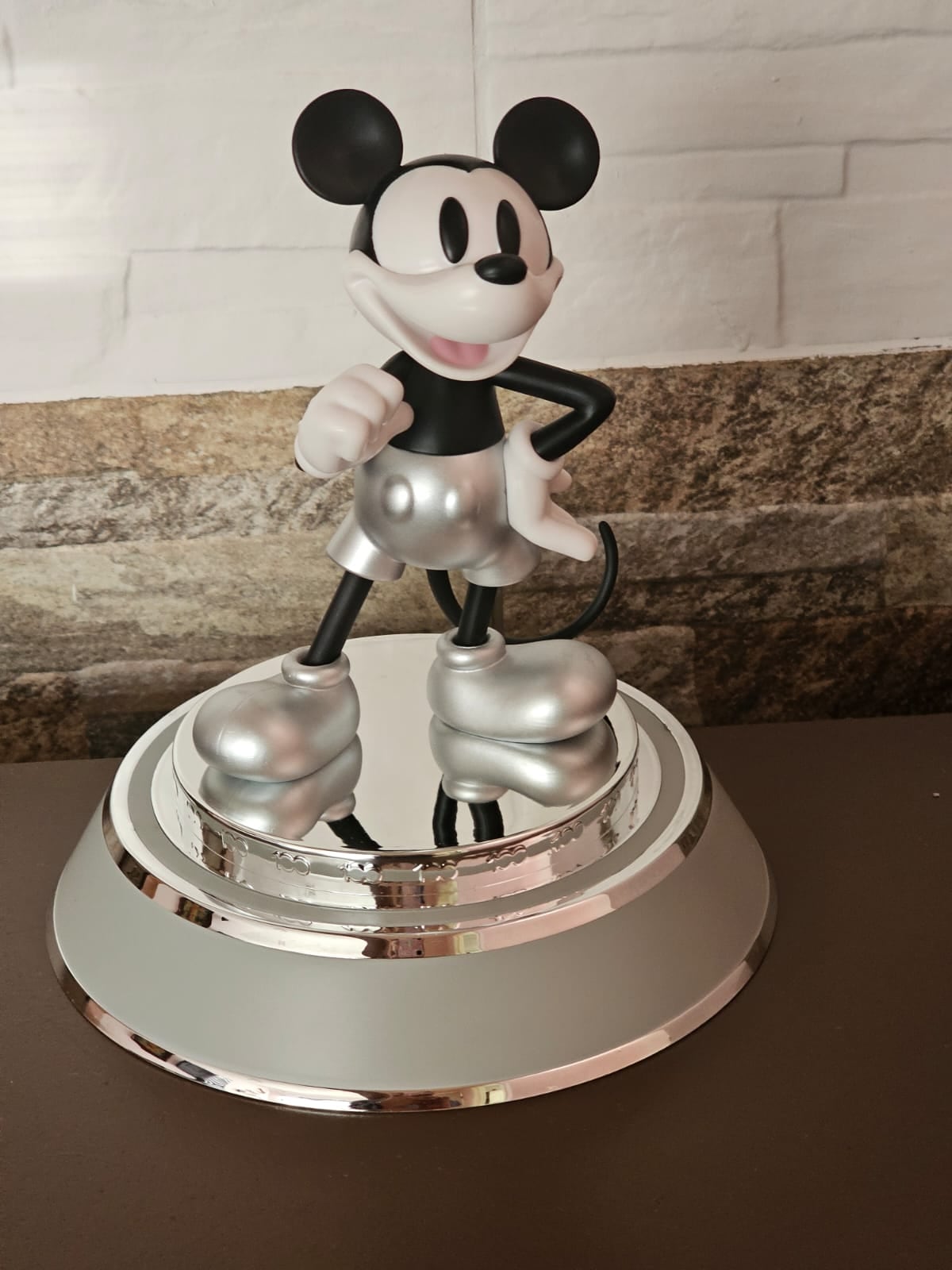 Esta es la lámpara LED Disney 100 Mickey Mouse en Amazon