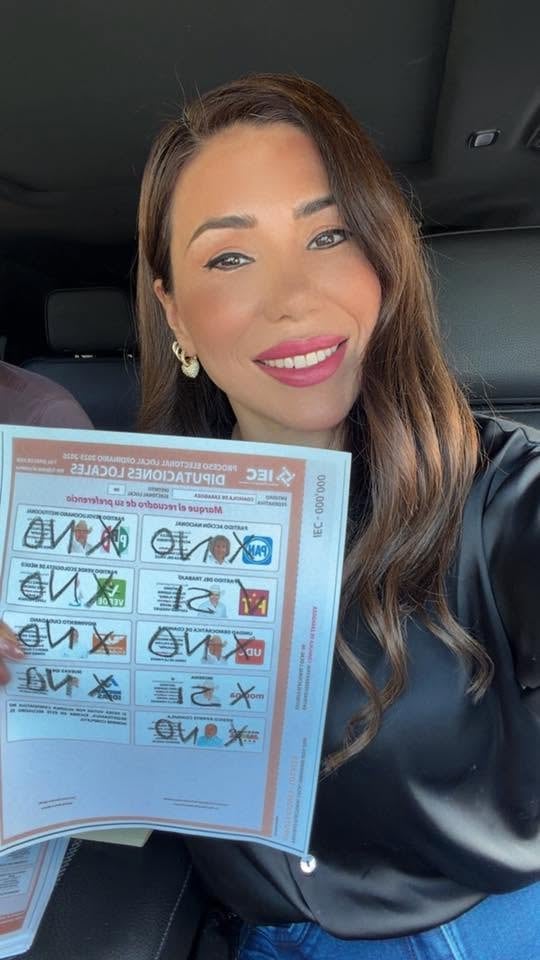 Tania Flores genera polémica por foto con boleta electoral