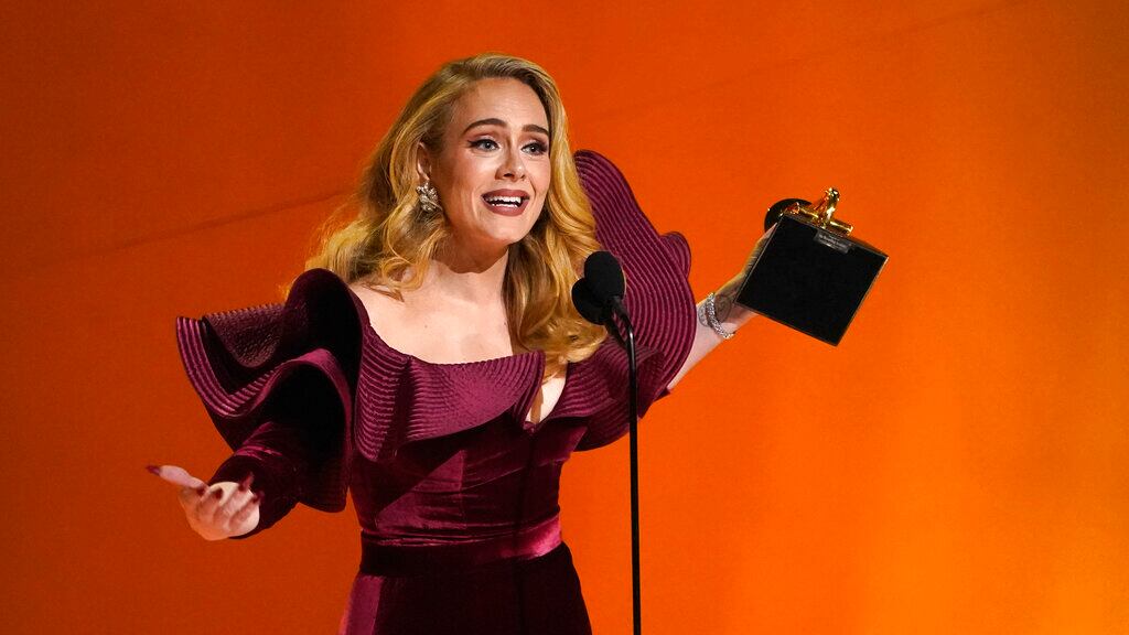 Adele calla así un comentario homofóbico que lanzaron en su concierto (VIDEO)