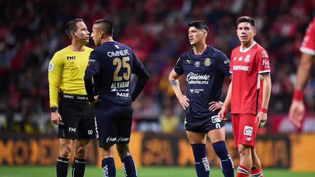 Reportan que árbitros habrían manipulado audios del VAR del Toluca vs Chivas