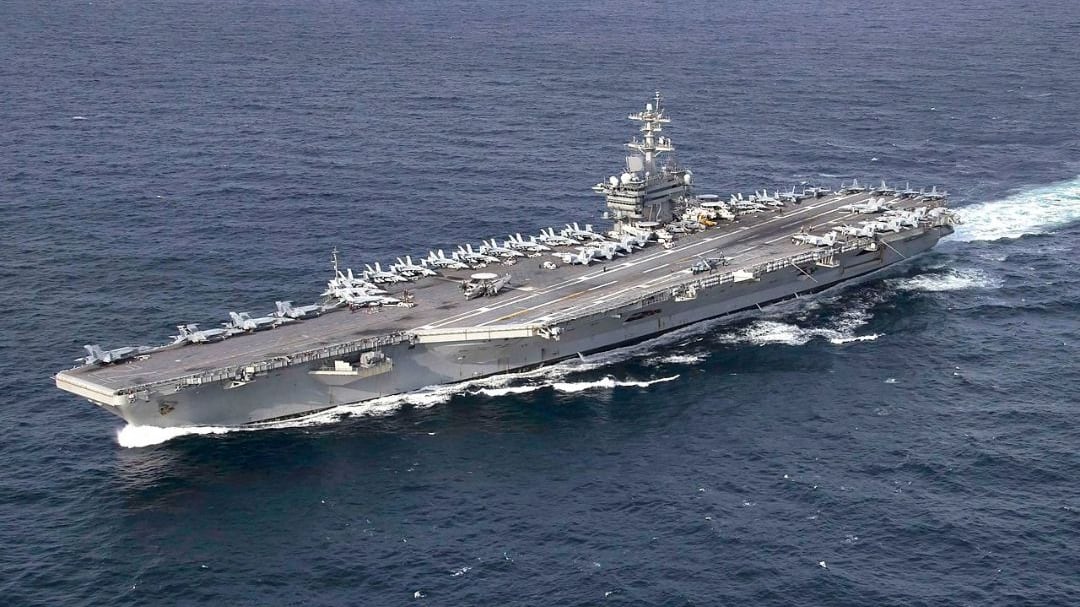 Irán afirma ataque con misiles al USS Abraham Lincoln; Estados Unidos responde