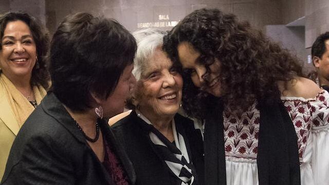 Titular del INBA, Lucía Jiménez; Elena Poniatowska y Susana Harp