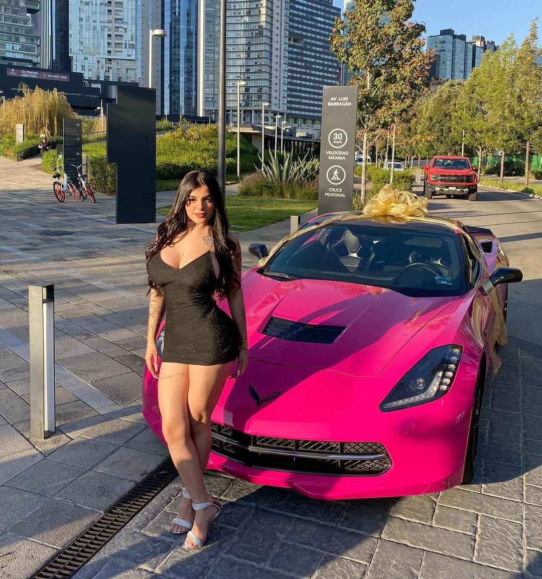 Karely Ruiz enseña su Corvette rosa.