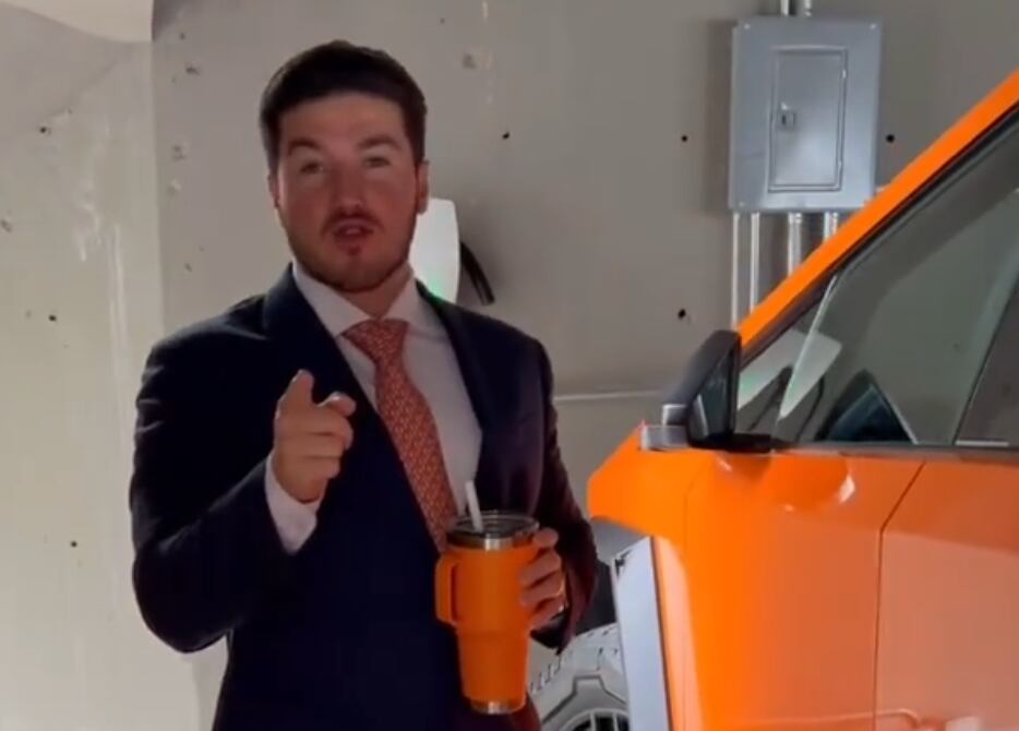 Samuel García pinta su Cybertruck "fosfo, fosfo"