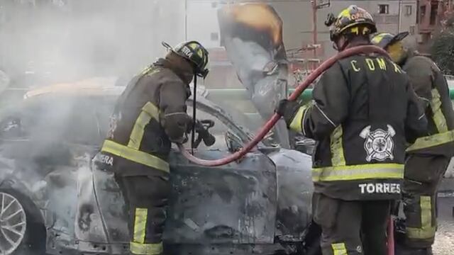En video, se muestra cómo un carro se incendió en el segundo piso del Periférico