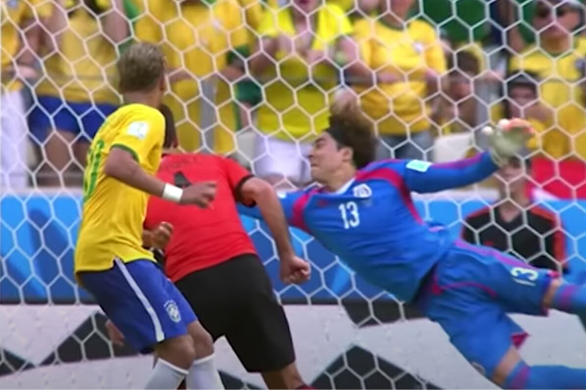 Guillermo Ochoa contra Brasil en el 2014