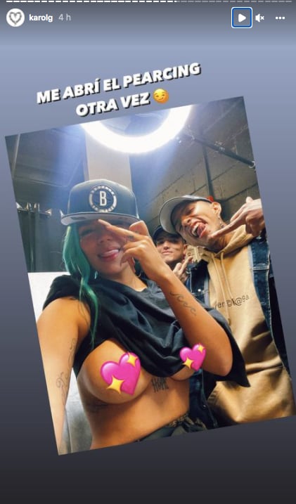 Karol G reabre sus piercings de pezones