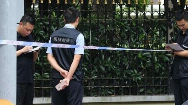 Agentes en escuela de China. Ataque.