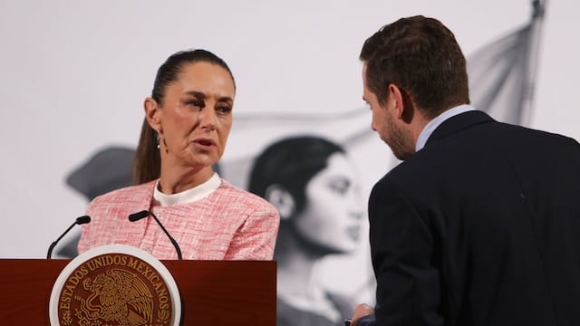 Claudia Sheinbaum dialoga con Eduardo Clark durante la conferencia del pueblo