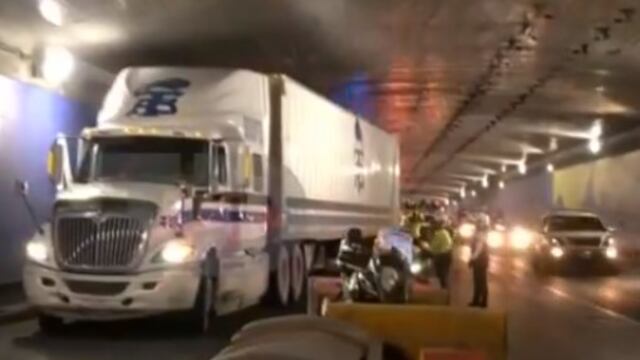 Tráiler queda atorado en San Antonio Abad