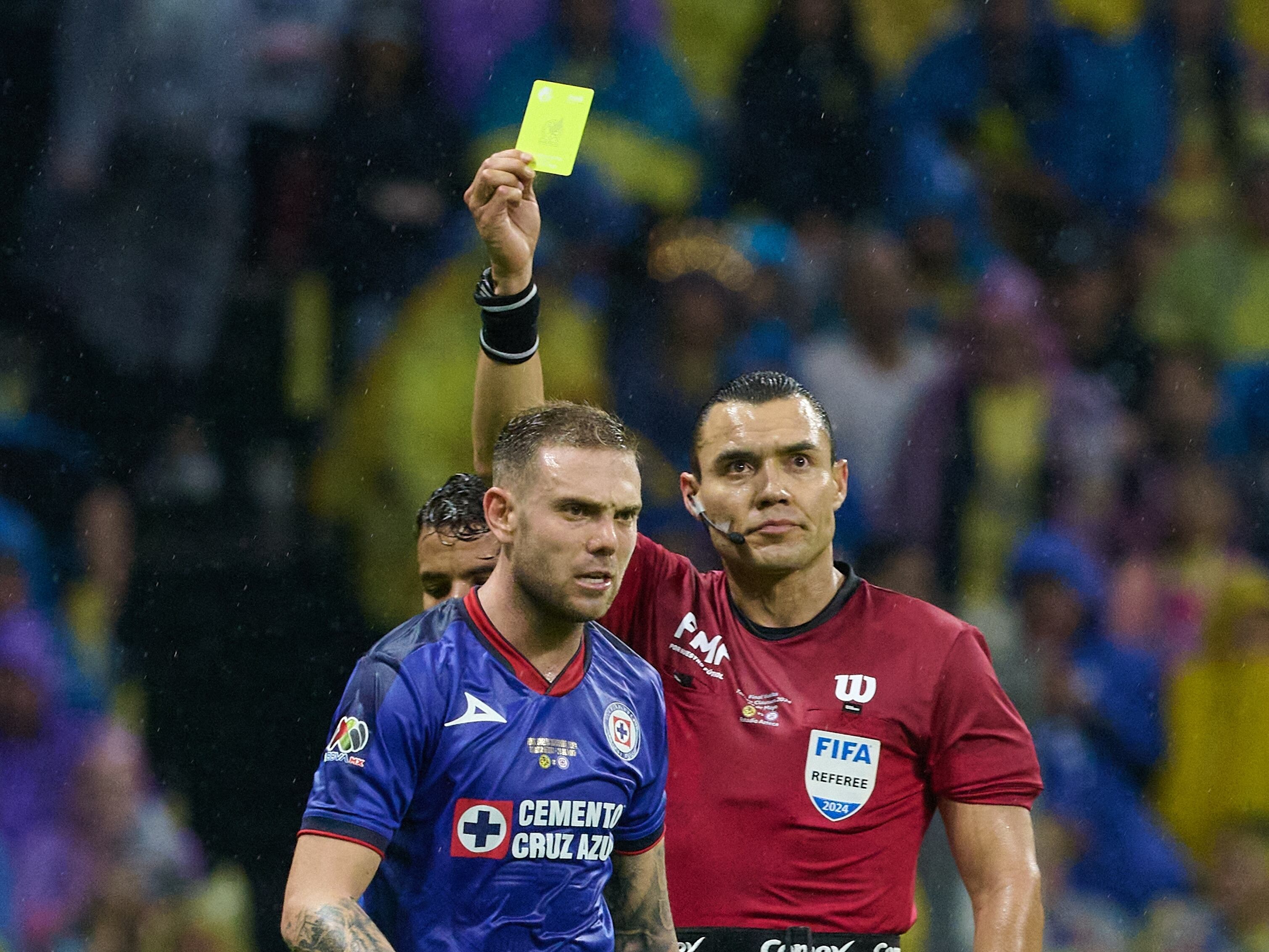 Gato Ortiz amonesta a Rotondi en la final América vs Cruz Azul.