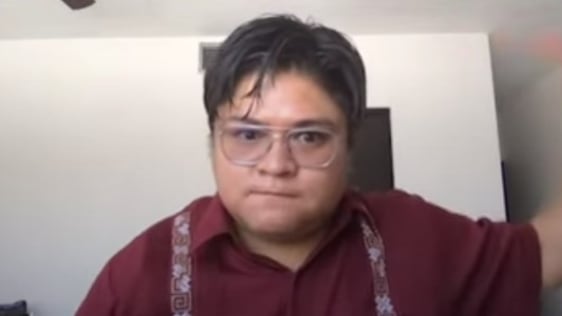 Gibrán Ramírez: Aparece mujer en ropa interior mientras participa en programa para Foro TV