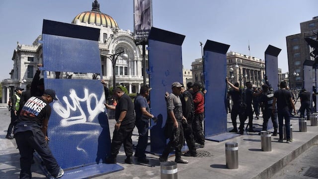 Policías colocaron mamparas de metal.