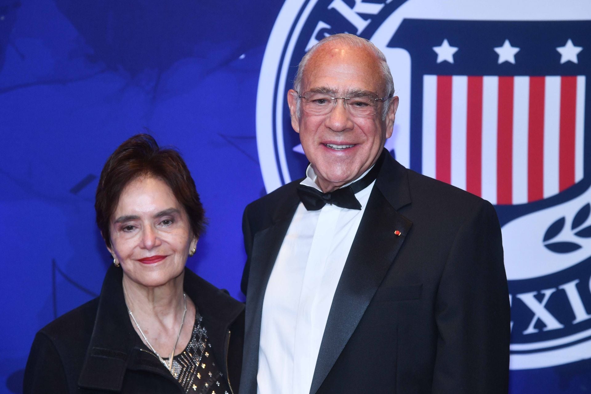José Ángel Gurría, presidente del Foro de la Paz de París, y su esposa Lulú Ululani Quintana Pali, en la cena de bienvenida a Ronald Johnson, embajador de Estados Unidos en México de la American Society of Mexico