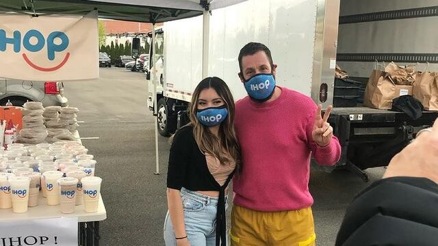 Adam Sandler visita a la mesera que no lo dejó entrar a un restaurante