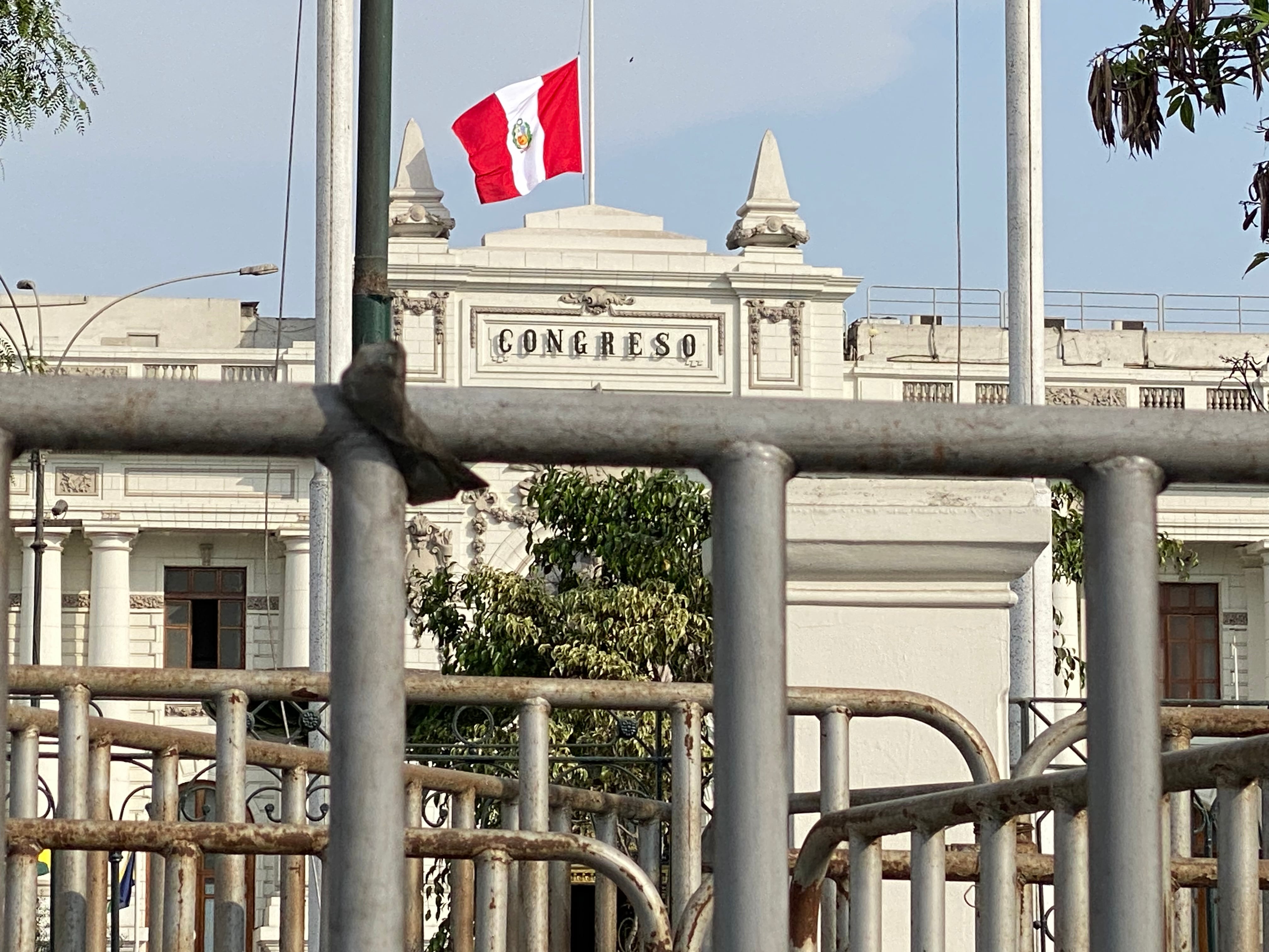 Mallas metálicas protegen el congreso peruano