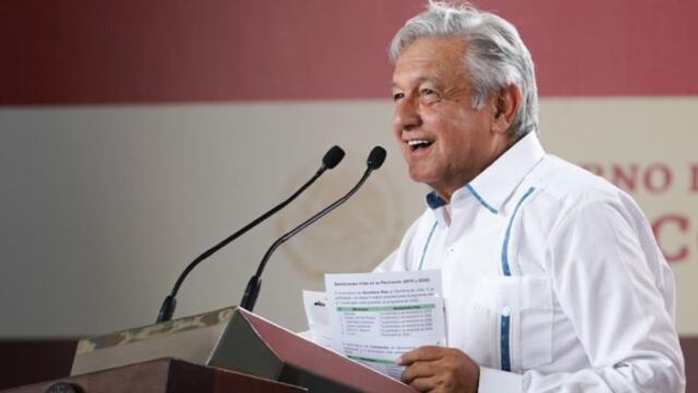 Tras recibir la banda presidencial en el Palacio de San Lázaro, el pasado 1 de diciembre, de manos de diputado federal Porfirio Muñoz Ledo, el presidente López Obrador se enfiló hacia su nuevo despacho donde convivió con representantes y diplomáticos de todo el mundo en una comida que ofreció la Presidencia de la República.