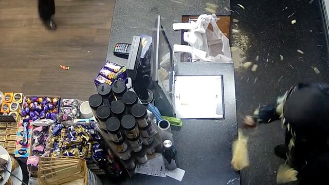 Empleada evita robo al lanzar flan al ladrón