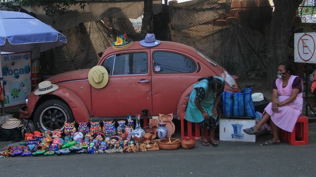 Mujeres venden macetas y sombreros en el Mercado Madre Selva, alcaldía Xochimilco