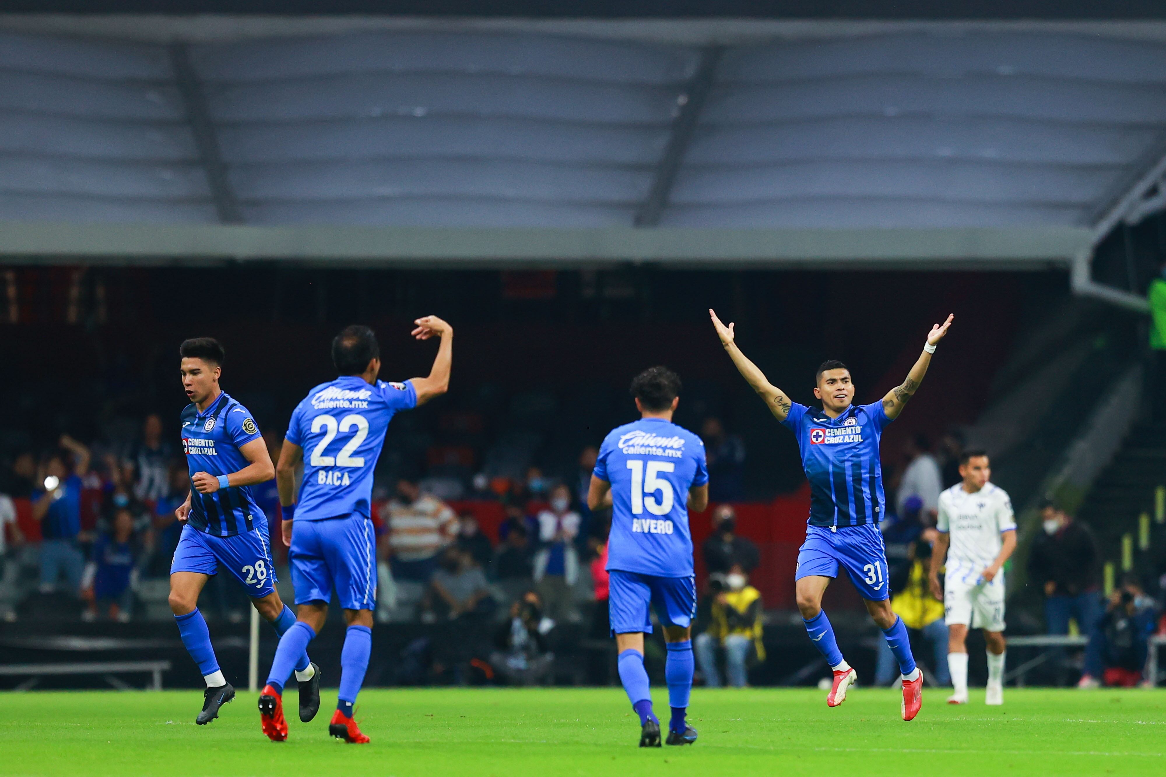 Orbelín Pineda celebra un gol con Cruz Azul