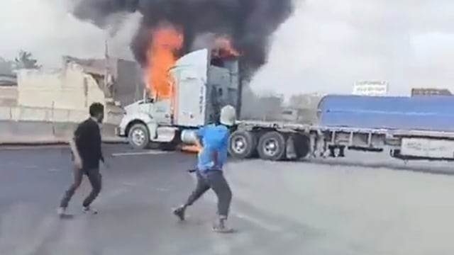 Bloqueos y violencia en Colima tras enfrentamiento en Tecomán