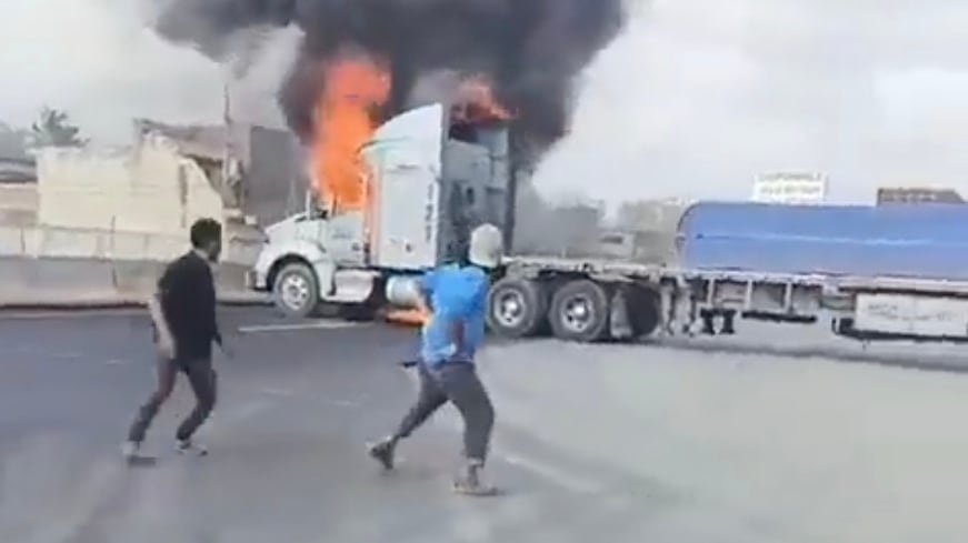 Bloqueos y violencia en Colima dejan un abatido y agentes heridos
