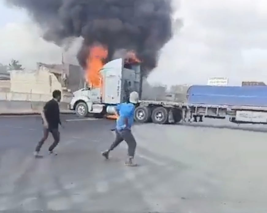 Bloqueos y violencia en Colima tras enfrentamiento en Tecomán