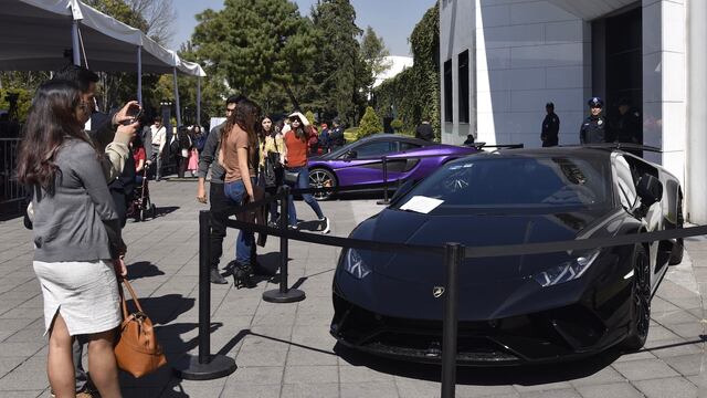 Ciudadanos observan un vehículo de súper lujo que posteriormente fue subastado en Los Pinos