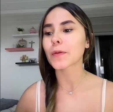 Influencer graba como la asaltan con pistola
