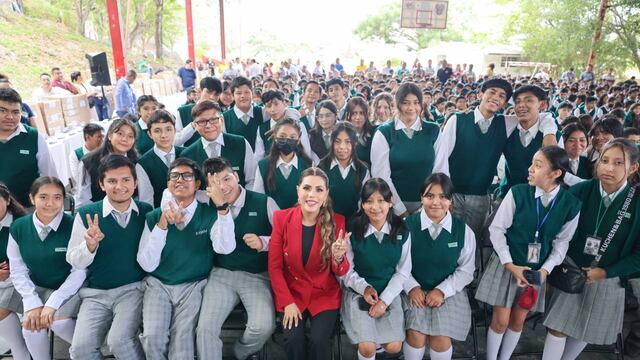 Evelyn Salgado entregó lentes del programa “Ver bien para aprender mejor”