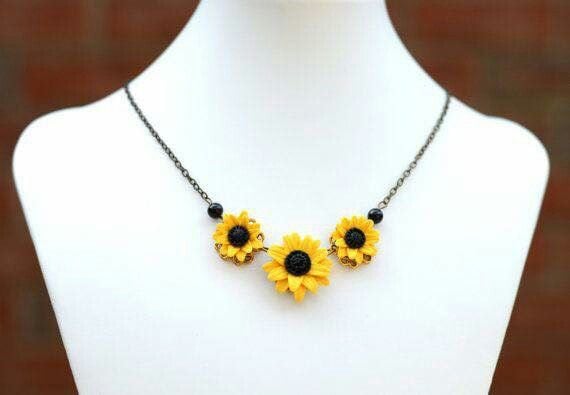 Collar con dije de flor amarilla