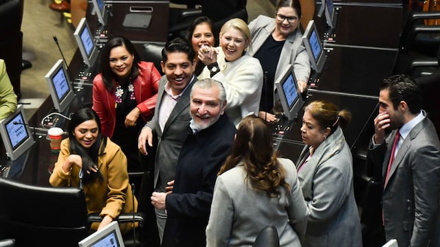 Adán Augusto López, senador y coordinador de Morena junto a sus compañeros de bancada, durante la sesión ordinaria del Senado de la República