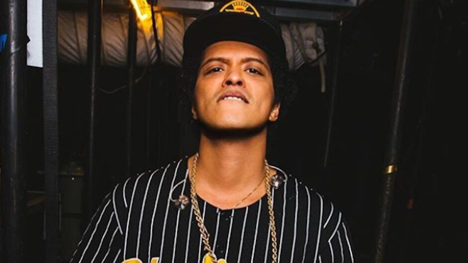 Bruno Mars promociona nuevo disco con rosas en San Valentín