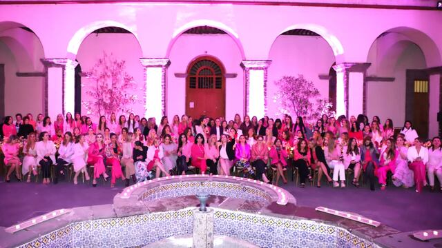 Claudia Sheinbaum y 100 mujeres líderes mexicanas en el Colegio Vizcaínas de la CDMX